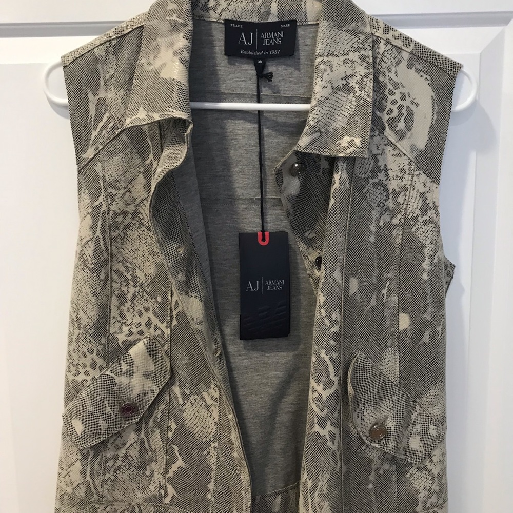 Vest - Picture 5 of 6